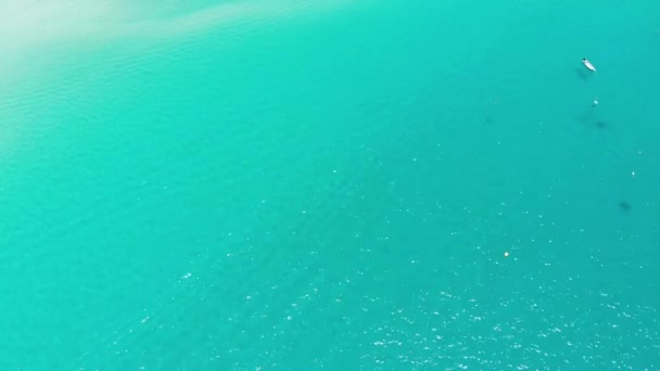 Drone Vista Praia Água Clara Azul Durante Dia Avançar — Vídeo de Stock