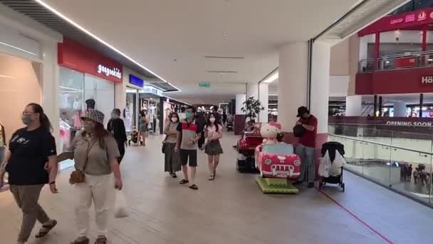 ショッピングモールを歩いている男女 — ストック動画