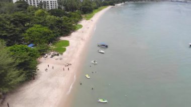 Yakındaki deniz kenarındaki teknelerin kuş bakışı görüntüsü.