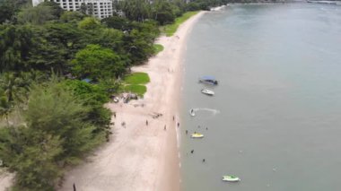 Beyaz kum kıyısındaki teknelerin insansız hava aracı görüntüsü