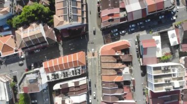 Evlerin yakınındaki bir yolda geri geri giden arabaların hava görüntüsü.