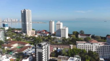 Deniz kenarındaki güzel evlerin ve beyaz dairelerin havadan görünüşü geriye doğru hareket ediyor.