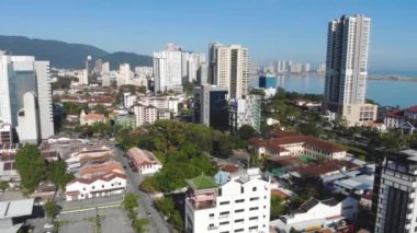 Dağlar ve deniz kenarındaki modern dairelerin ve evlerin havadan görünüşü