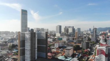 Üstün dairelerin ve renkli evlerin havadan görünüşü - yukarı doğru hareket ediyor.