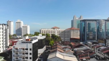 Denize yakın apartman ve dairelerin hava manzarası