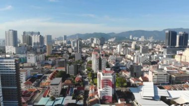 Aydınlık bir günde binaların ve evlerin muhteşem manzarası.