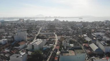 Deniz kenarındaki modern evlerin güzel şehir manzarası