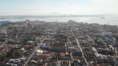 Deniz kenarındaki güzel evlerin kuş bakışı görüntüsü - geriye doğru hareket ediyor