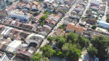 Renkli çatıları ve yolda giden arabaları olan evleri kuş bakışı görmek