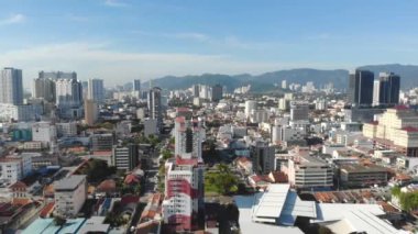Yüksek binaların ve yakınlardaki evlerin kuş bakışı görüntüsü. Geriye doğru hareket ediyorlar.