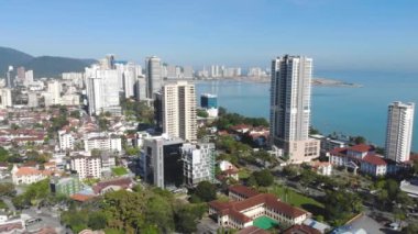 Deniz ve dağlara yakın evlerin manzarası