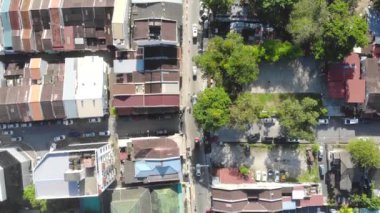 Yoğun bir yolun yakınındaki güzel evler ve ağaçların manzarası
