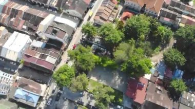 Yoğun bir yolda renkli çatıları ve ağaçları olan evleri görmek