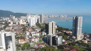 Dağların ve denizin yakınındaki yüksek apartman ve evlerin manzarası