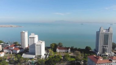 Gündüz vakti deniz kenarındaki yüksek binaların manzarası. İlerliyor.