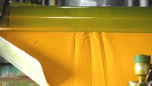 Trabajador Fábrica Pintura Sosteniendo Muestra Color Amarillo — Vídeos de Stock