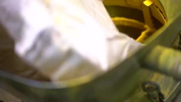 Ein Arbeiter Fügt Rohe Gelbe Farbe Einem Mischbehälter Einer Fabrik — Stockvideo