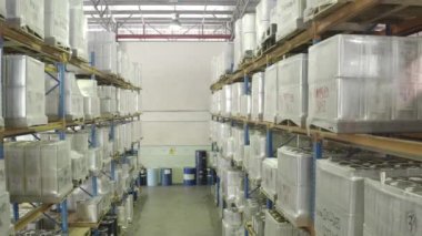 Depodaki raflarda beyaz granit kutular var.