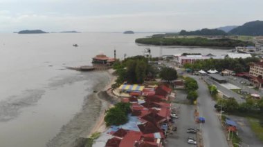 Çevresi yeşilliklerle çevrili deniz kenti manzarası