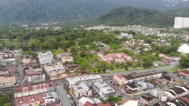 Tropikal dağlarla çevrili güzel bir Taiping şehrinin havadan görünüşü