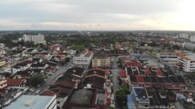 Taiping şehrindeki geleneksel evler ve yeşilliklerin astımlı hava manzarası