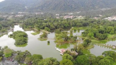 Nefes al. Göl kenarındaki tropik yeşil dağları uzaktan izle.