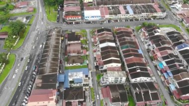 Malezya 'daki evler ve dağların sonsuz yeşil manzarası