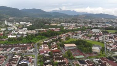 Tropikal dağların yakınındaki renkli evlerin manzaralı manzarası