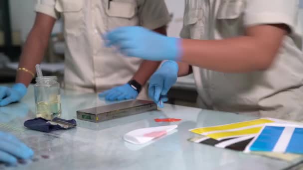 Trabalhador Fábrica Espalhando Tinta Laranja Para Teste Amostra — Vídeo de Stock