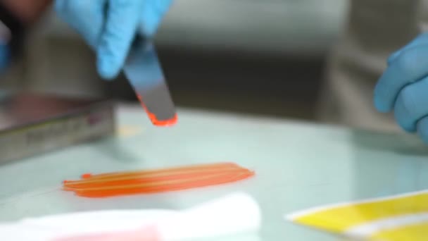 Fabrika Işçisi Test Için Turuncu Boyayı Sorunsuzca Yayıyor — Stok video