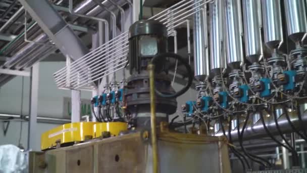 Fabriksarbetare Som Arbetar Med Produktionsmaskiner Färgfabrik — Stockvideo