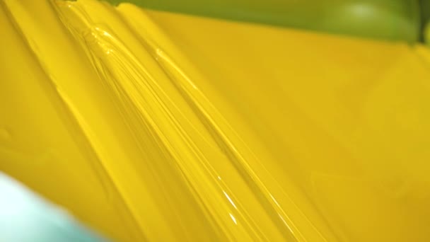 Свежепроизведенный Желтый Цвет Вытекающий Машин Лакокрасочном Заводе — стоковое видео