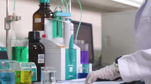 Лабораторний Працівник Додає Рідину Склянці Перевірки Якості Фарби — стокове відео