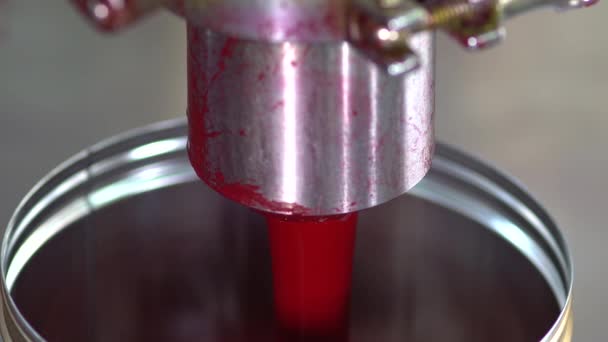 Fyllning Röd Färg Med Maskiner Behållare Fabrik — Stockvideo