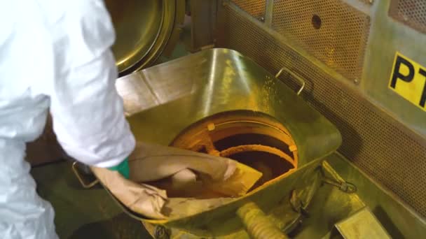 Ktoś Fabryce Składa Pustą Torbę Wylaniu Całej Farby — Wideo stockowe