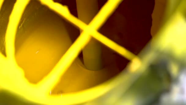 Żółta Farba Mieszająca Się Zautomatyzowanych Zbiornikach Fabryce — Wideo stockowe