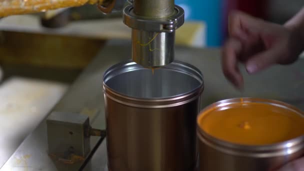 Robotnik Wypełniający Żółty Lakier Stalowym Pojemniku Przy Użyciu Maszyn — Wideo stockowe