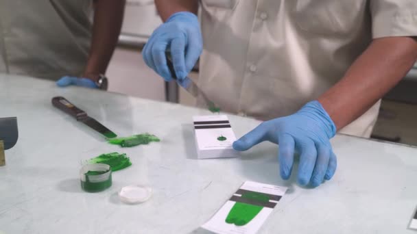 工人们戴着手套在一家工厂进行绿色油漆样品测试 — 图库视频影像