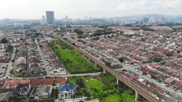 マレーシアのカラフルな家や緑の空中ビュー — ストック動画