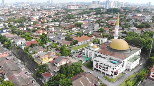 Vista Aérea Mezquita Dorada Casas Rodeadas Vegetación Malasia — Vídeos de Stock
