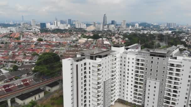 Luftaufnahme Moderner Weißer Gebäude Und Häuser Rückwärts — Stockvideo