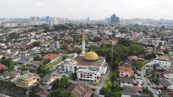 Luftaufnahme Einer Muslimischen Moschee Und Asiatischer Häuser Der Nähe — Stockvideo