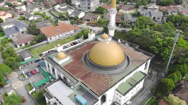 Vista Aérea Mezquita Con Cúpula Dorada Casas Tradicionales Malasia — Vídeo de stock