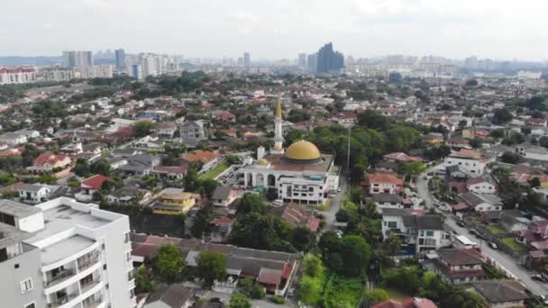 緑に囲まれたイスラム教のモスクやアジアの家の空中風景 — ストック動画