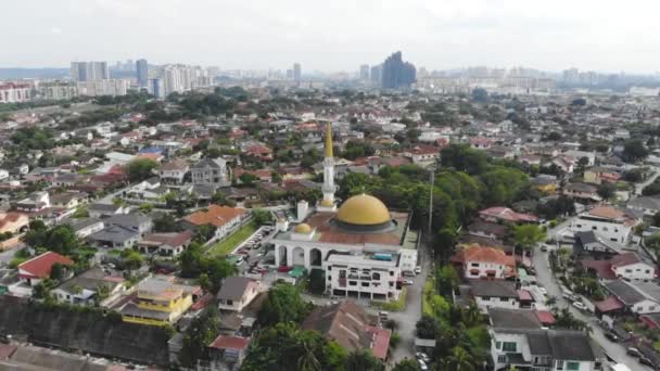 Blick Aus Der Vogelperspektive Auf Moschee Mit Goldener Kuppel Und — Stockvideo