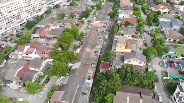 Drone Vista Hermosas Casas Con Árboles Verdes Cerca — Vídeos de Stock