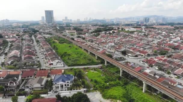 Pandangan Drone Dari Rumah Rumah Berwarna Warni Dan Hijau Malaysia — Stok Video