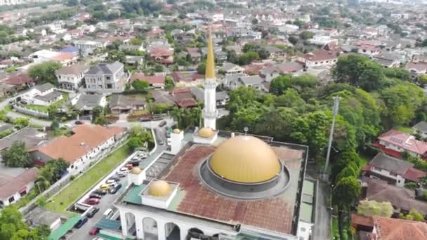 有金色穹顶的清真寺和绿树成荫的房屋的Drone视图 — 图库视频影像