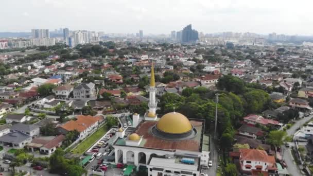 Drone Vista Mezquita Con Cúpula Dorada Casas Residenciales Malasia — Vídeos de Stock