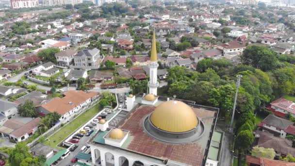 Drone Vista Mezquita Con Cúpula Dorada Casas Tradicionales Malasia — Vídeo de stock